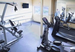 Fitness centrum a/nebo fitness zařízení v ubytování Baymont by Wyndham Monterey Park