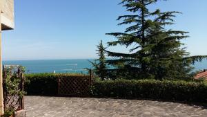 een uitzicht op de oceaan vanuit een huis bij My Sea House in Gabicce Mare
