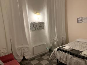 Schlafzimmer mit einem Bett mit Vorhängen in der Unterkunft Bed2Go in Turin