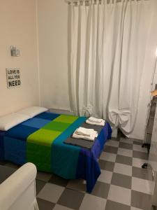 ein Schlafzimmer mit einem Bett mit einer bunten Decke in der Unterkunft Bed2Go in Turin
