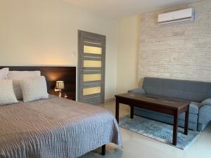 Aparthotel Koroni Home tesisinde bir odada yatak veya yataklar