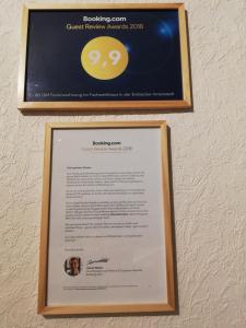 a picture of a certificate hanging on a wall at Ferienwohnung Einbeck FeWo B Nolte in Einbeck
