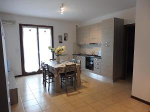 Nhà bếp/bếp nhỏ tại Villaggio Laguna app.to 5 e 38