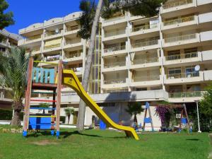 plac zabaw przed budynkiem ze zjeżdżalnią w obiekcie Cataluña Study w Salou