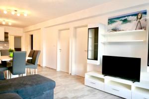 Televízia a/alebo spoločenská miestnosť v ubytovaní Antonia Apartments