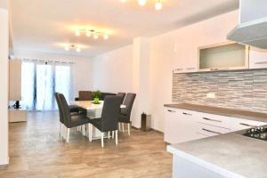 Kuchyňa alebo kuchynka v ubytovaní Antonia Apartments