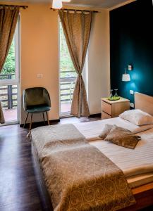 Un pat sau paturi într-o cameră la Franzdorf Alpin