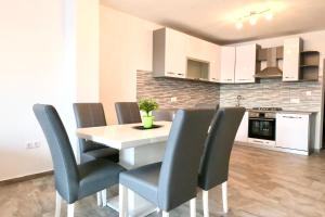 Kuchyňa alebo kuchynka v ubytovaní Antonia Apartments