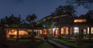 un gran edificio con luces encendidas por la noche en Hotel La Posada del Valle, en Tepoztlán