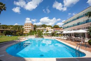 a large swimming pool in front of a building at Grupotel Nilo & Spa in Paguera