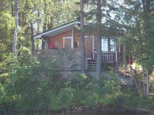 una pequeña casa en medio de un bosque en Holiday Home Raanumökki 4 by Interhome, en Lampsijärvi
