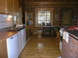 een keuken met een spoelbak en een aanrechtblad bij Holiday Home Uutela by Interhome in Hauhola