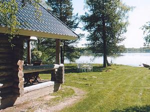 KinnulaにあるHoliday Home Mäntyranta by Interhomeの湖畔のキャビン(テーブル、椅子付)