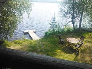 KinnulaにあるHoliday Home Koivikko by Interhomeの湖畔のテーブルと椅子の景色