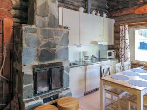 ユッラスヤルヴィにあるHoliday Home Lomaylläs a 13 - hotellintie 1 a by Interhomeの石造りの暖炉付きキッチン