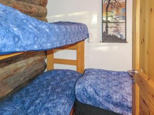 een slaapkamer met 2 stapelbedden in een kamer bij Holiday Home Lomaylläs a 13 - hotellintie 1 a by Interhome in Ylläsjärvi