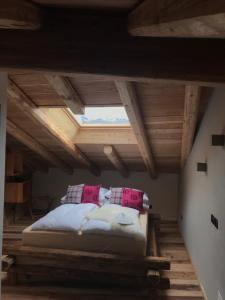 A bed or beds in a room at Grizzly Haus & Frosch Restaurant - Teritoria