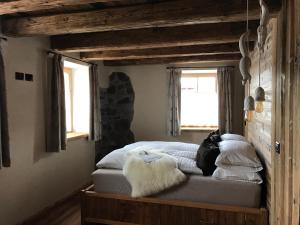 A bed or beds in a room at Grizzly Haus & Frosch Restaurant - Teritoria