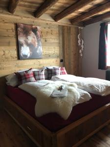 A bed or beds in a room at Grizzly Haus & Frosch Restaurant - Teritoria