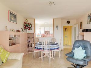 サン・ラファエルにあるApartment Boulouris Mimosa by Interhomeのキッチン、リビングルーム(テーブル、椅子付)