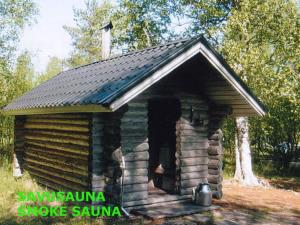 KinnulaにあるHoliday Home Koivikko by Interhomeの黒屋根の小さな丸太キャビン