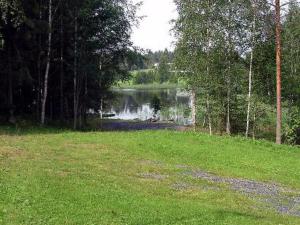 vistas a un lago y a un campo de césped en Holiday Home Liisan pirtti by Interhome, en Äänekoski