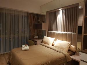 Giường trong phòng chung tại M-Town Signature Gading Serpong by J`s Luxury Apartment