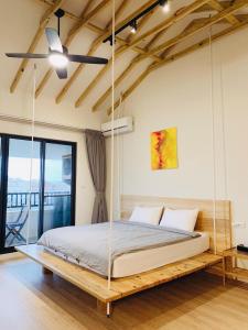 een hangend bed in een kamer met: bij C.C. Sleep in Magong