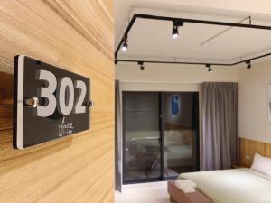 een hotelkamer met een bord aan de muur bij C.C. Sleep in Magong