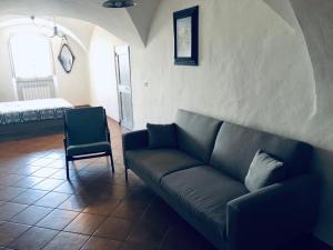 - un salon avec un canapé et une chaise dans l'établissement La Casa Di Matilde-Centre of Todi, à Todi