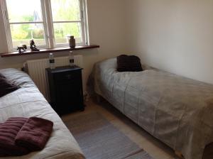 Un pat sau paturi într-o cameră la Ny istandsat træhus i Givskud
