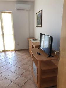 TV a/nebo společenská místnost v ubytování Apartments Bodi