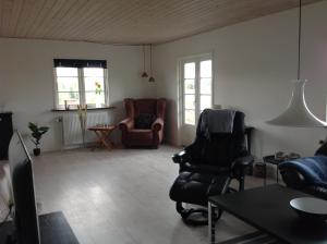 Ny istandsat træhus i Givskud的休息区