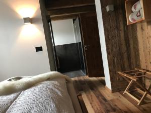 A bed or beds in a room at Grizzly Haus & Frosch Restaurant - Teritoria