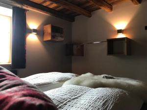 A bed or beds in a room at Grizzly Haus & Frosch Restaurant - Teritoria