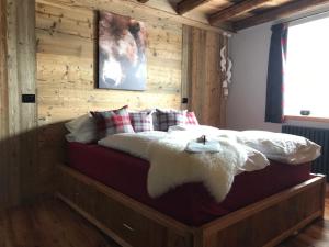 A bed or beds in a room at Grizzly Haus & Frosch Restaurant - Teritoria