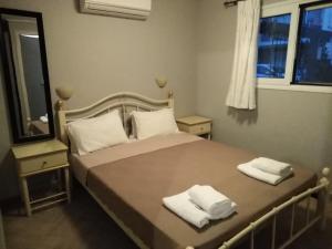 una camera da letto con un letto e due asciugamani di George House a Lygia