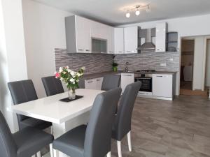 Kuchyňa alebo kuchynka v ubytovaní Antonia Apartments