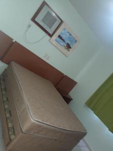 una caja de cartón sobre una cama en APARTAMENTO JARDINS DAS THERMAS CALDAS NOVA, en Caldas Novas