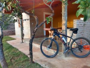 una bicicletta parcheggiata di fronte a una casa di Céu da Canastra a Delfinópolis