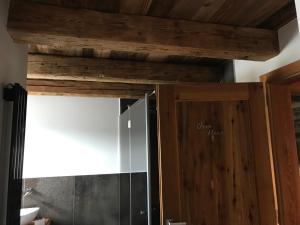 A bathroom at Grizzly Haus & Frosch Restaurant - Teritoria