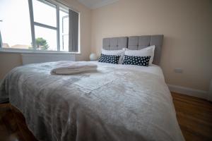 Кровать или кровати в номере The Coach House - London Heathrow Serviced Apartments