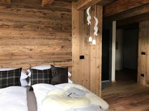 A bed or beds in a room at Grizzly Haus & Frosch Restaurant - Teritoria