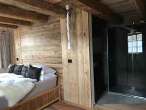 A bed or beds in a room at Grizzly Haus & Frosch Restaurant - Teritoria