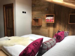 A bed or beds in a room at Grizzly Haus & Frosch Restaurant - Teritoria