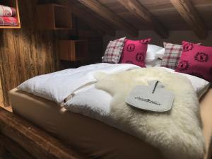 A bed or beds in a room at Grizzly Haus & Frosch Restaurant - Teritoria