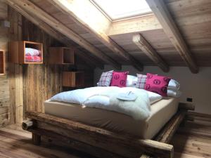 A bed or beds in a room at Grizzly Haus & Frosch Restaurant - Teritoria