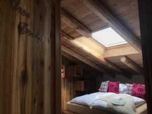 A bed or beds in a room at Grizzly Haus & Frosch Restaurant - Teritoria