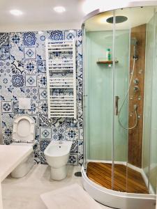 W łazience znajduje się toaleta i przeszklony prysznic. w obiekcie Penisola Home Experience w mieście Vico Equense