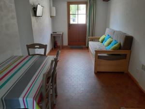 una sala de estar con un sofá y una mesa en Camping La Verte Prairie, en Forest-Montiers 27 fotos más